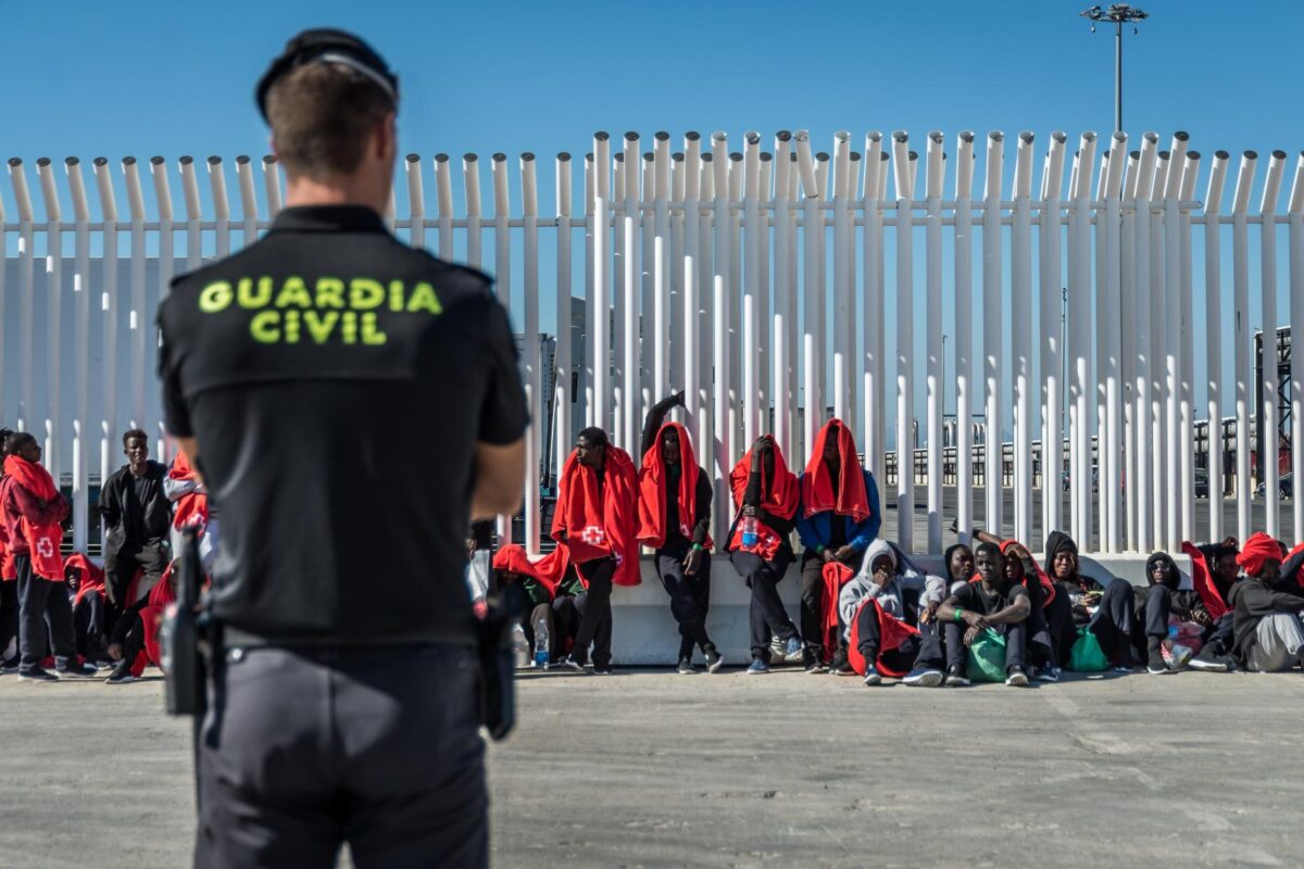 A polícia espanhola faz segurança aos imigrantes no porto de Algeciras, na Espanha, 31 de julho de 2018 [Ignacio Marin/Agência Anadolu]