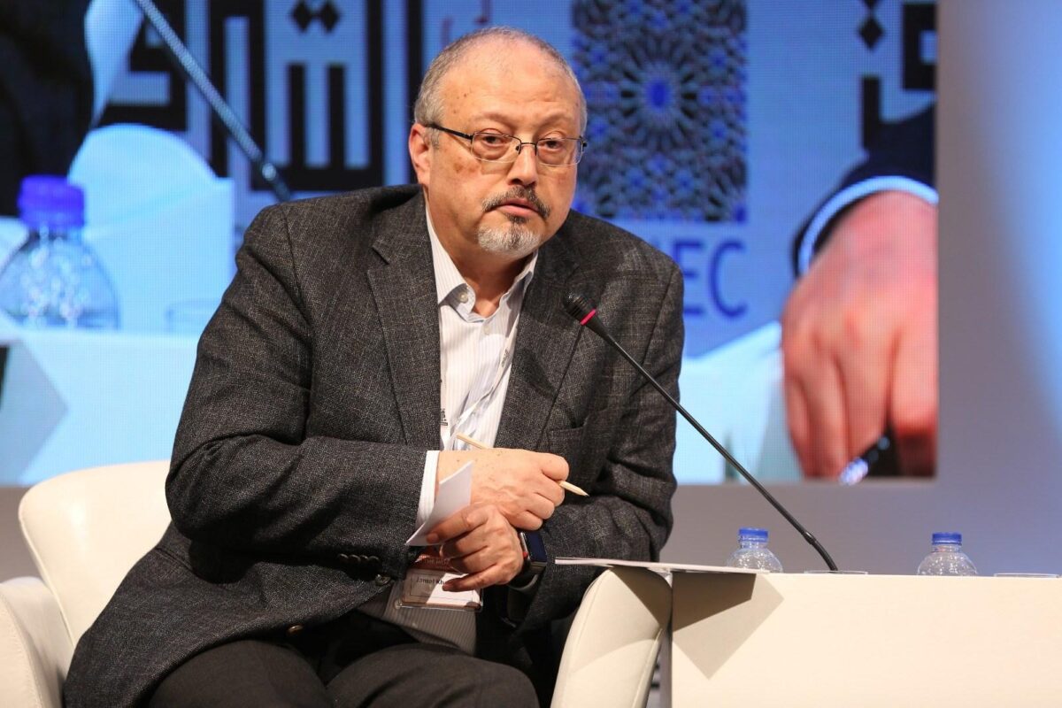 Jamal Khashoggi discursa em conferência do Fórum AlSharq [Fórum AlSharq]
