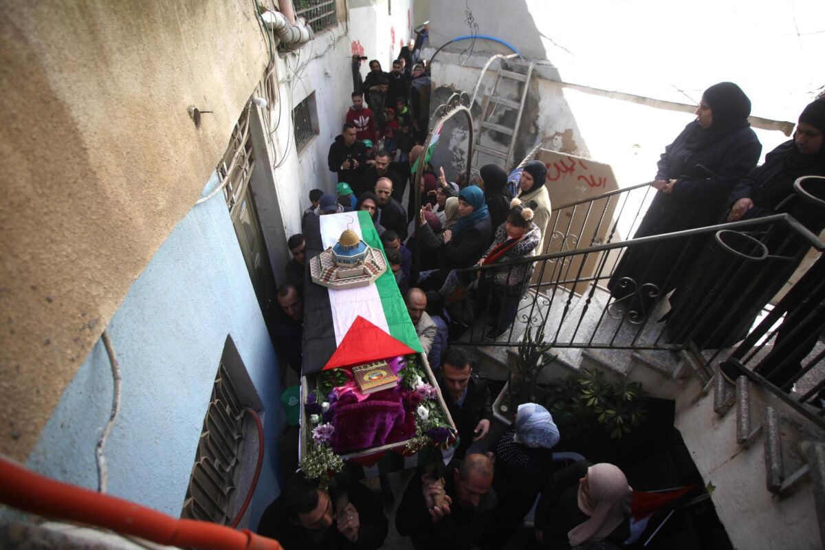 Palestinos carregam o caixão da menina palestina Samah Mubarak, que foi morta por soldados israelenses em Ramallah, Cisjordânia. Em 9 de março de 2019 [Issam Agência Rimawi / Anadolu]