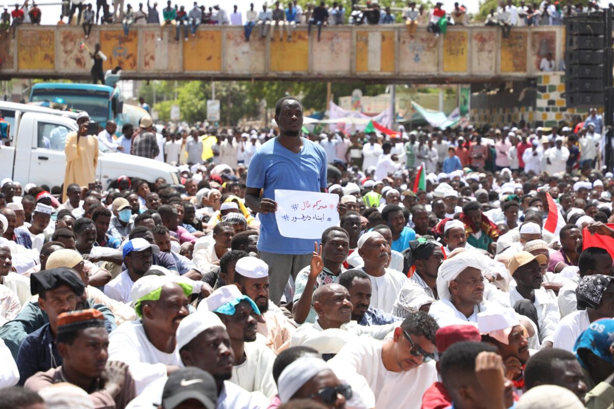 Manifestantes sudaneses reivindicam um governo de transição civil em frente aos quartéis-generais do Exército, em Cartum, capital do Sudão, 3 de maio de 2019 [Mahmoud Hjaj/Agência Anadolu]