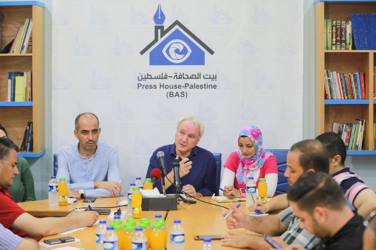 Matthias Schmale (C), Diretor de Operações da UNRWA em Gaza, em coletiva de imprensa realizada na Press House, uma organização de mídia sem fins lucrativos com sede em Gaza, em 30 de junho de 2019 [Ali Jadallah - Agência Anadolu] 