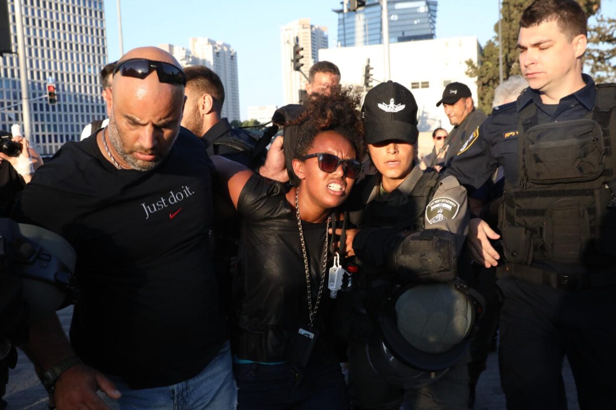 Forças de segurança detêm um manifestante durante protesto contra o assassinato de Solomon Tekah, um jovem de origem etíope, morto por um policial que estava de folga, perto da Torre Azrieli em Tel Aviv, em 3 de julho de 2019 [Oren Ziv / Agência Anadolu] 