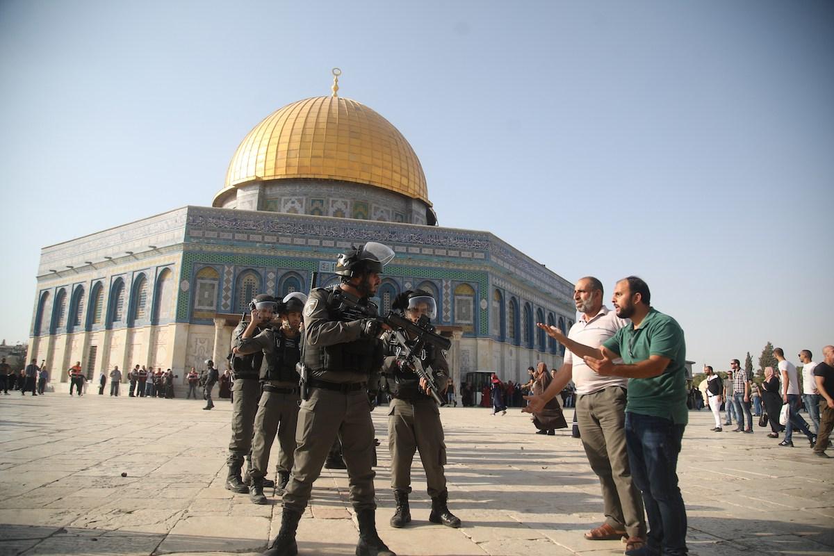 Soldados israelenses barram palestinos que chegam à Mesquita de Al Aqsa após a remoção das medidas de segurança israelenses. Entradas do complexo da mesquita de Al Aqsa, em Jerusalém, em 27 de julho de 2017 [Agência Mostafa Alkharouf / Anadolu]