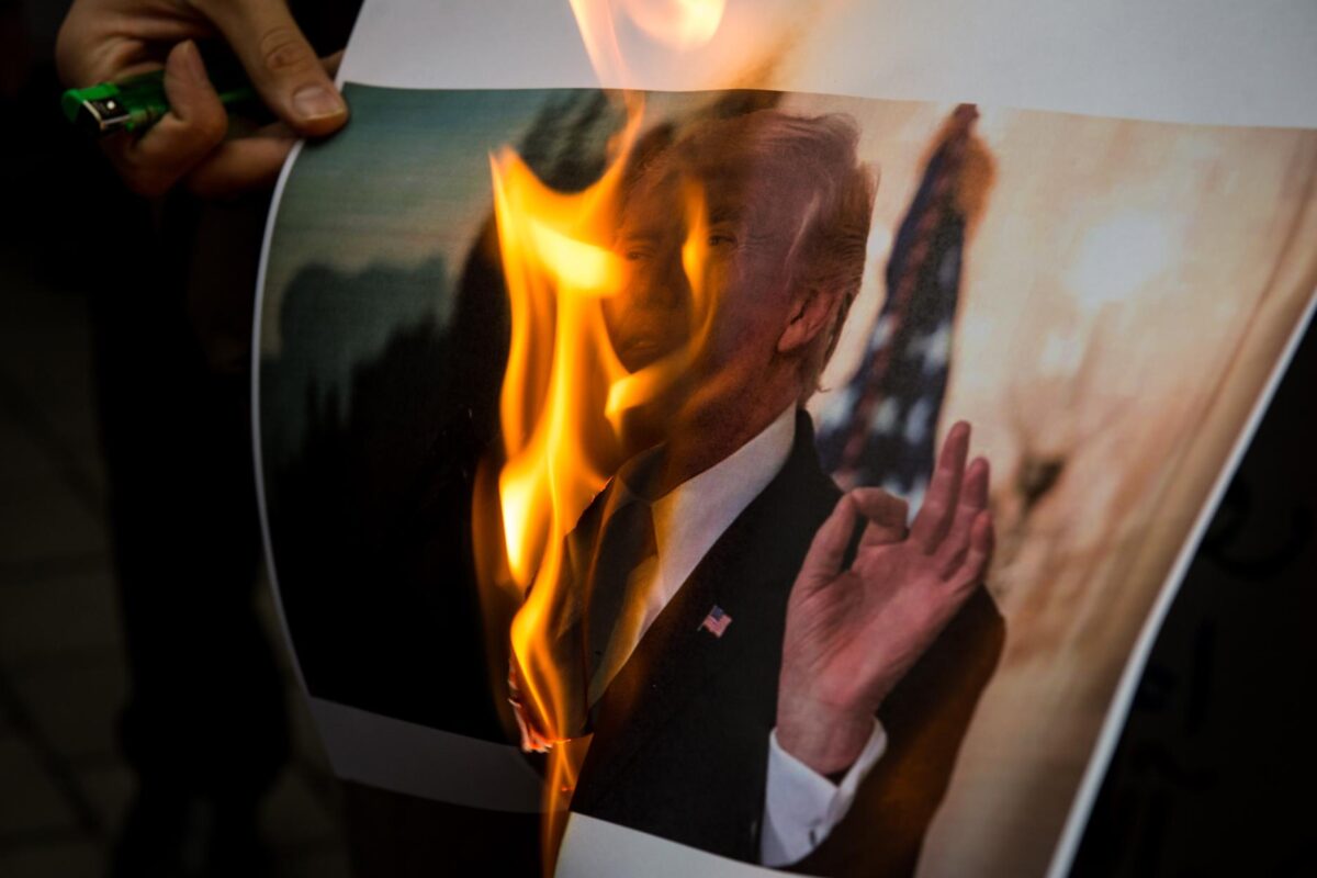 Manifestantes iranianos queimam uma foto do presidente dos EUA, Donald Trump, durante um protesto em frente à antiga embaixada dos Estados Unidos. Em 9 de maio de 2018, em Teerã, Irã [Majid Saeedi / Getty Image]