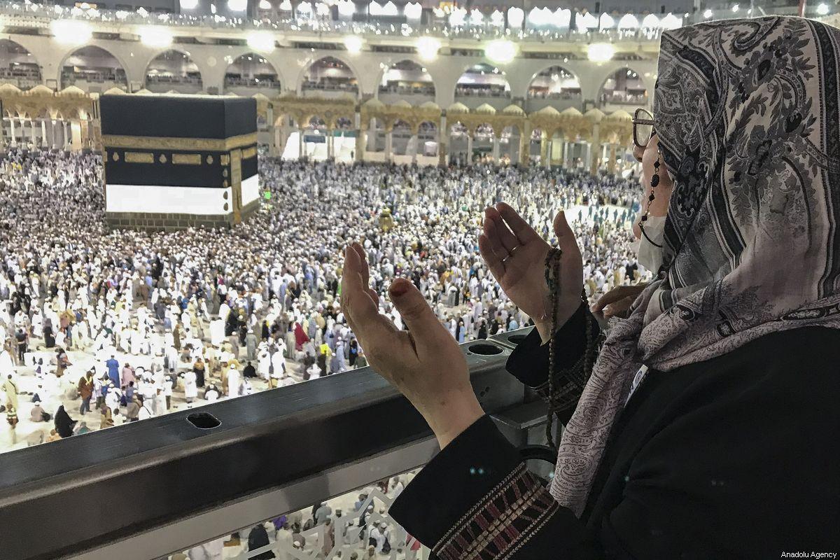Peregrinos do Hajj rezam em torno da Caaba em Meca, Arábia Saudita. Em 2 de agosto de 2019 [Halil Sağırkaya/Agência Anadolu] 