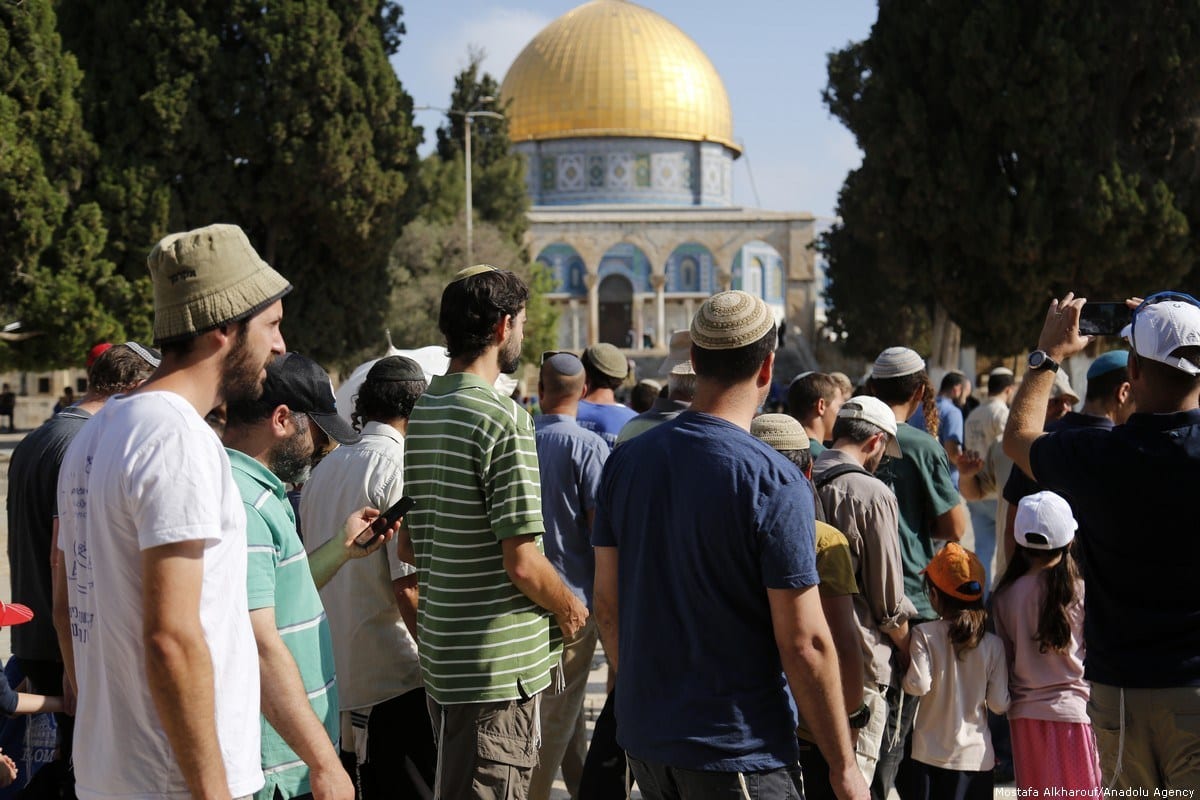 Colonos israelenses invadem os pátios da Mesquita de Al-Aqsa, em Jerusalém, 22 de julho de 2018 [Mostafa Alkharouf/Agência Anadolu]