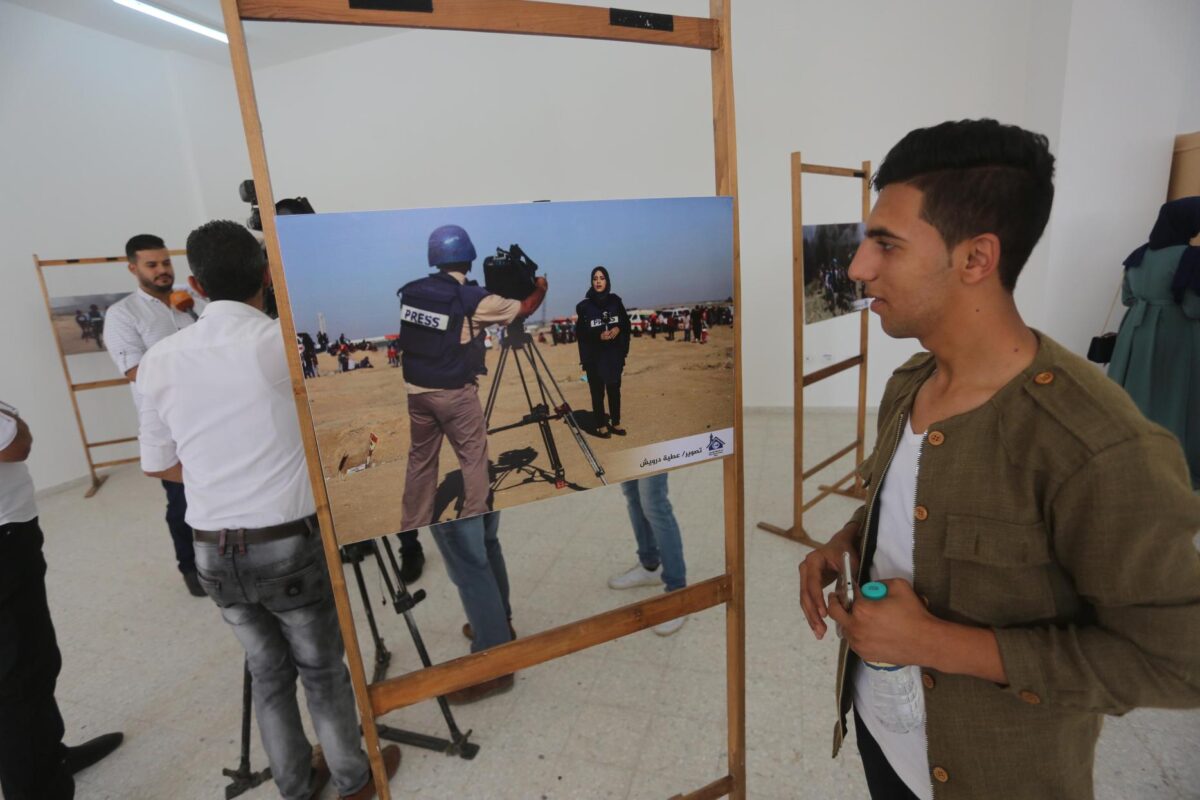 Exposição fotográfica destaca violações de Israel contra jornalistas em Gaza [Mohammed Asad/Monitor do Oriente Médio]