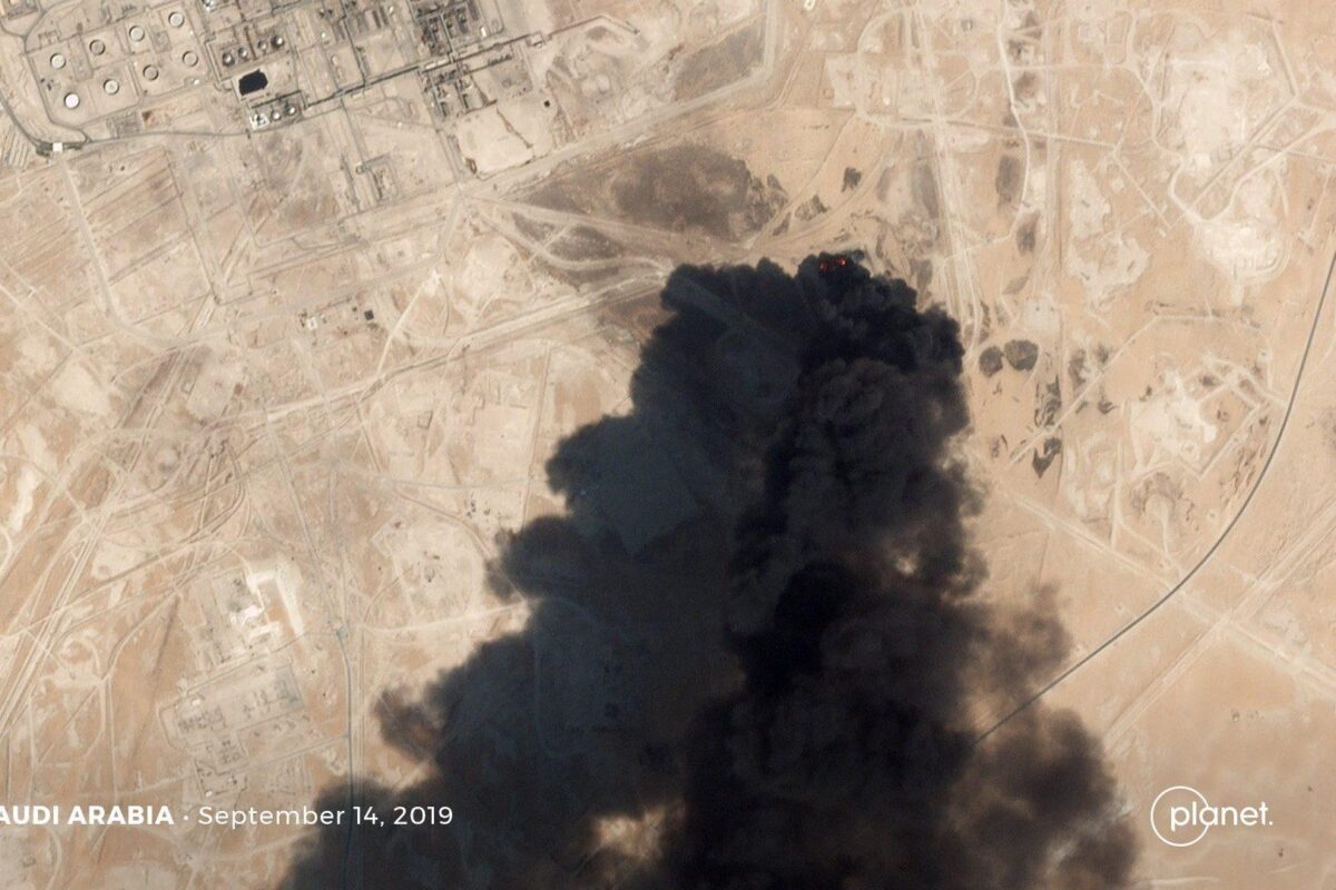 Fumaça dem Abqaiq, na Arábia Saudita, após ataques com drones atearam fogo às principais instalações de petróleo. Imagem capturada por um satélite Planet Dove em 14 de setembro de 2019 [Planet/Twitter]