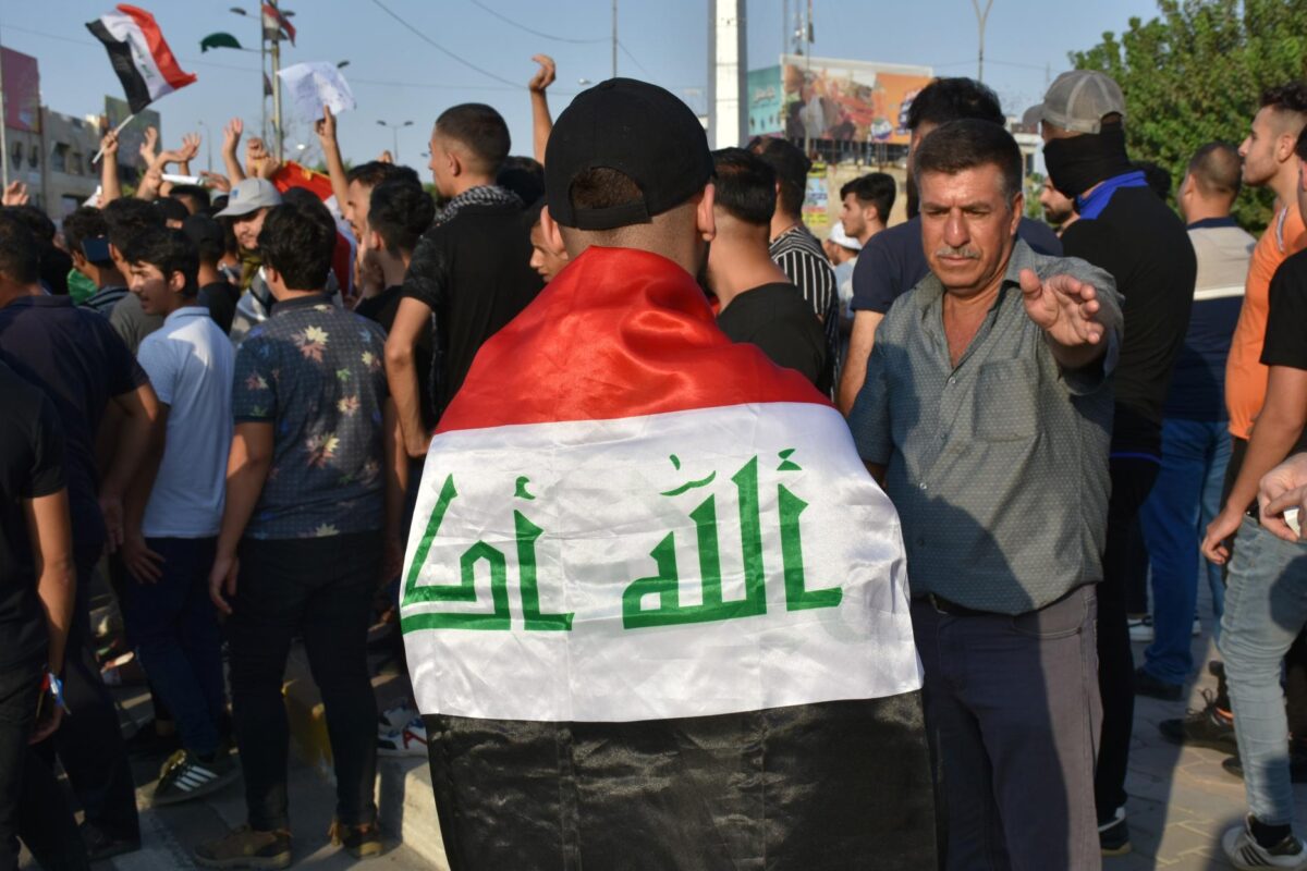 Manifestantes protestam contra o governo iraquiano, devido a casos de corrupção, alto índice de desemprego e serviços públicos inadequados, em frente aos escritório do governador da província de Kirkuk, Iraque, 2 de outubro de 2019 [Ali Mukarrem Garip/Agência Anadolu]