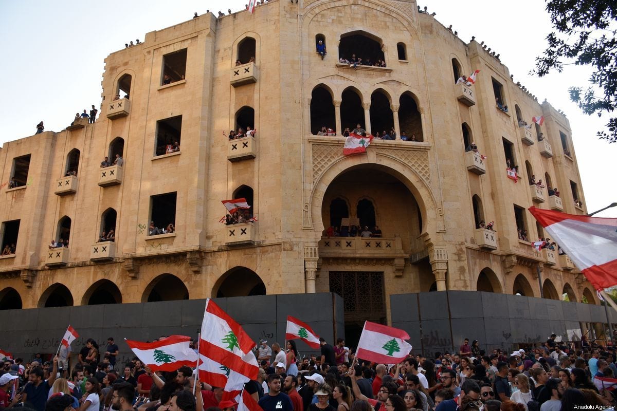 Manifestantes libaneses protestam contra o governo na Praça dos Mártires e na Praça Riad Al Sohl, devido à crise econômica e a imposição de novos impostos sobre serviços de mensagens, como o Whatsapp, na capital Beirute, Líbano, 19 de outubro de 2019 [Mahmut Geldi/Agência Anadolu]