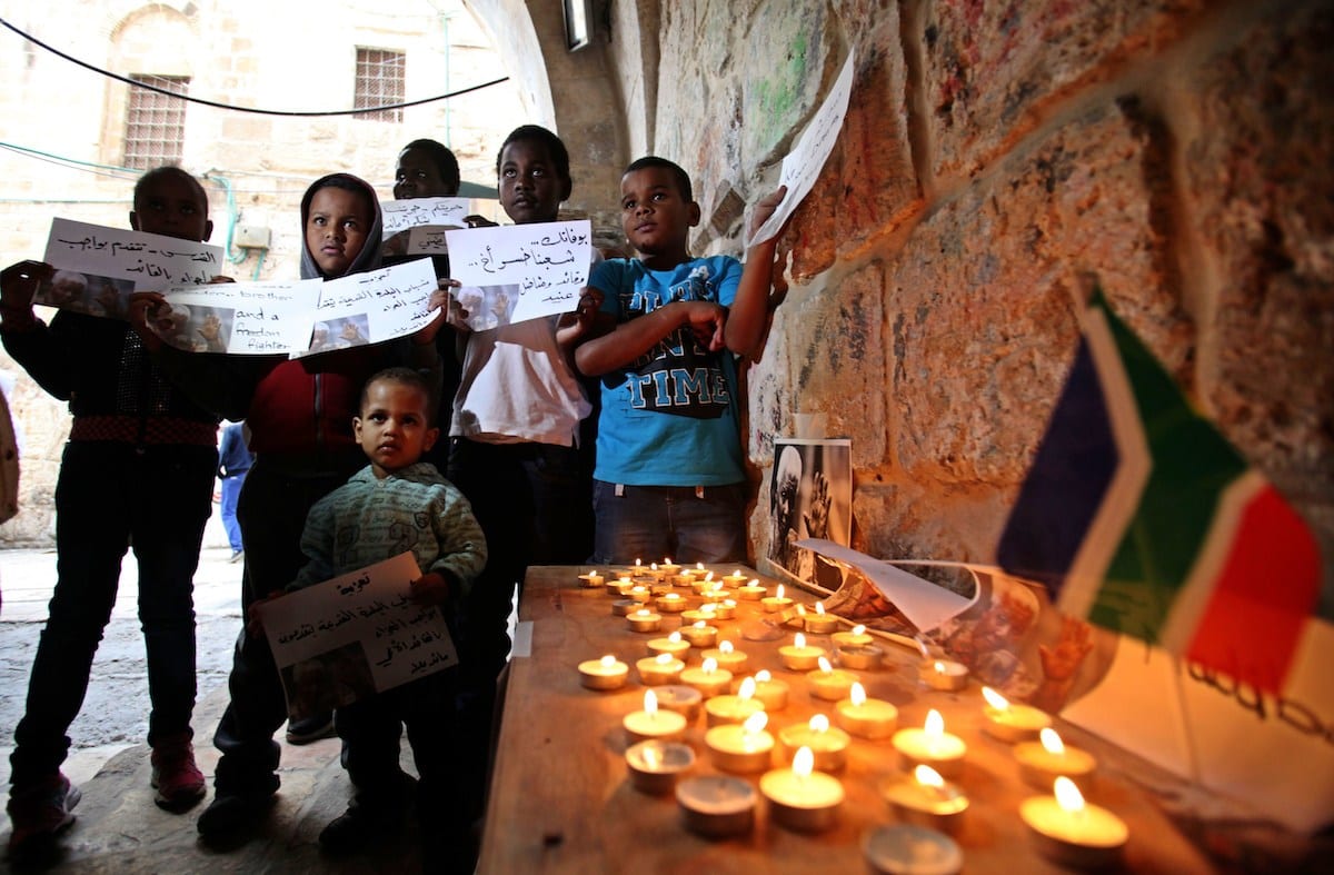 Palestinos reúnem-se em um memorial para o presidente sul-africano Nelson Mandela, em uma área de Jerusalém Oriental popular entre os residentes africanos, em 7 de dezembro de 2013 [Saeed Qaq/Apaimages]