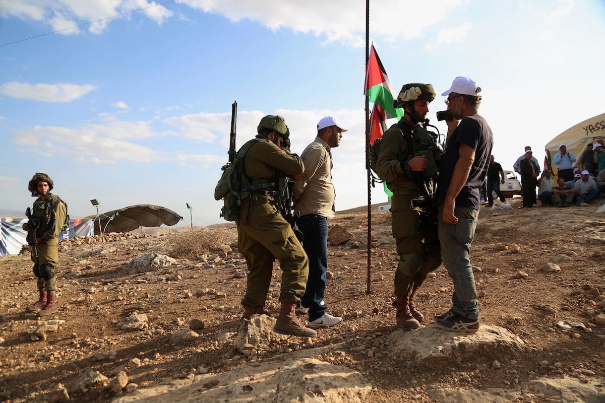 Soldados israelenses prendem um ativista palestino durante manifestação contra a construção de assentamentos judaicos no Vale do Jordão, em 17 de novembro de 2016 [Shadi Hatem/Apaimages]
