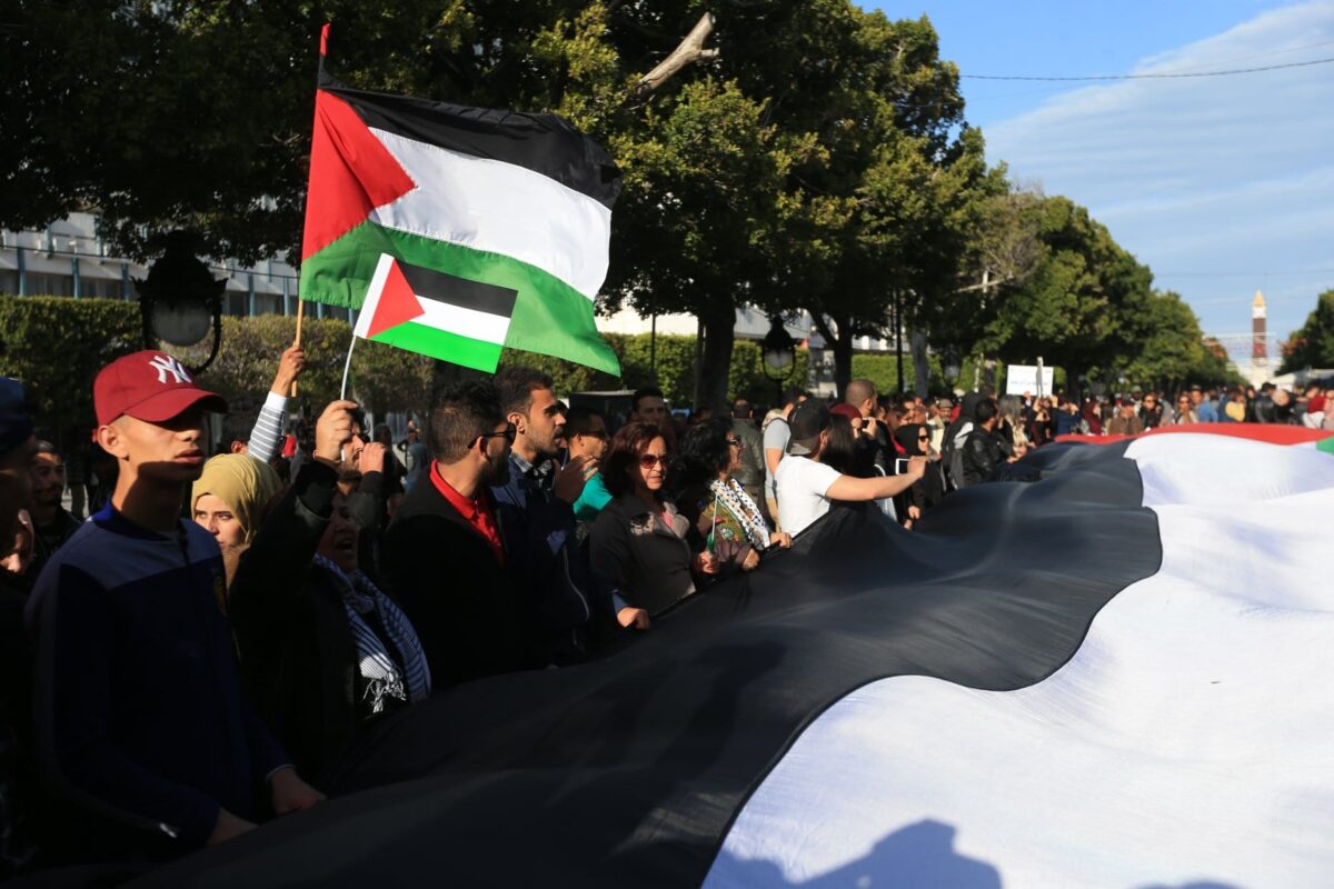 Uma enorme bandeira palestina é exposta em manifestação em Túnis, Tunísia, 31 de março de 2018 [Yassine Gaidi/Agência Anadolu]