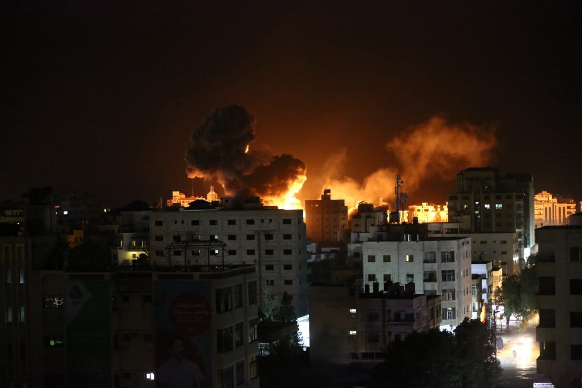 Fumaça e explosões tomam o bairro de Er-Rimal após aeronaves de guerra israelenses executarem uma nova onda de ataques contra a Faixa de Gaza sitiada, na Cidade de Gaza, em 25 de março de 2019 [Mustafa Hassona/Agência Anadolu]