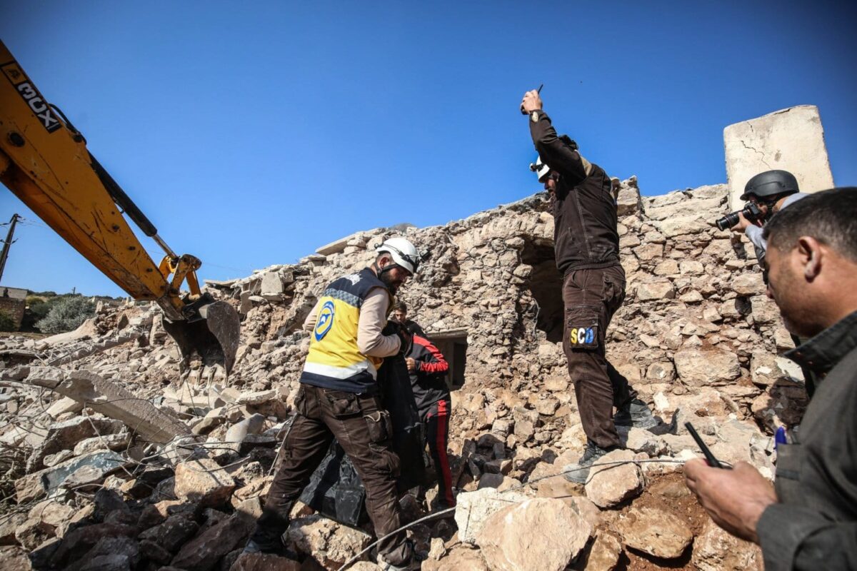 Membros da defesa civil conduzem operação de busca e resgate entre os escombros de residências locais, após forças da Rússia e do regime de Assa executarem ataques aéreos contra a cidade de Mellace, em Idlib, Síria, 17 de novembro de 2019 [Izeddin Idlibi/Agência Anadolu]