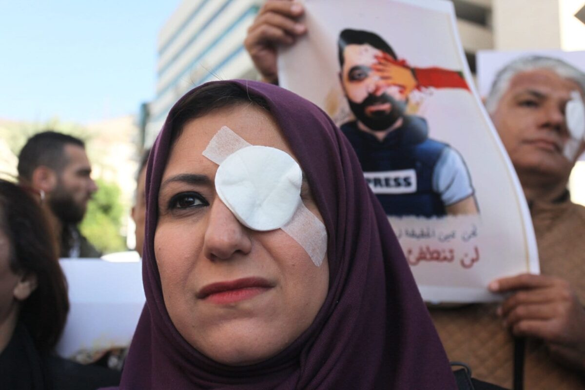 Palestinos usam tapa-olho sobre o olho esquerdo, em referência a Muath Amarneh, durante protesto contra as violações israelenses a jornalistas, em Nablus, Cisjordânia, 17 de novembro de 2019 [Nedal Eshtayah/Agência Anadolu]