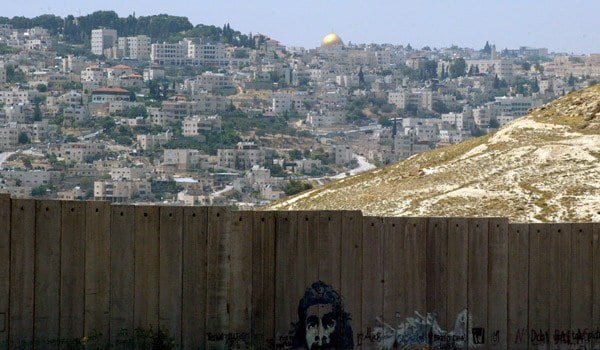 Um segmento do muro de separação israelense  perto de Abu Dis, na Cisjordânia ocupada em 15 de abril de 2016 [foto de arquivo] 