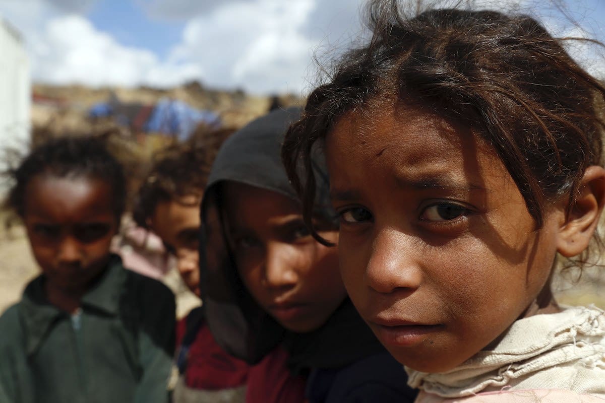 Crianças que fugiram da guerra civil, onde numerosos civis são mortos,  no campo de refugiados de Al-Raqah na província de Amran, no norte de Sanaa, Iêmen, em 24 de novembro de 2019. [Mohammed Hamoud/Agência Anadolu] 