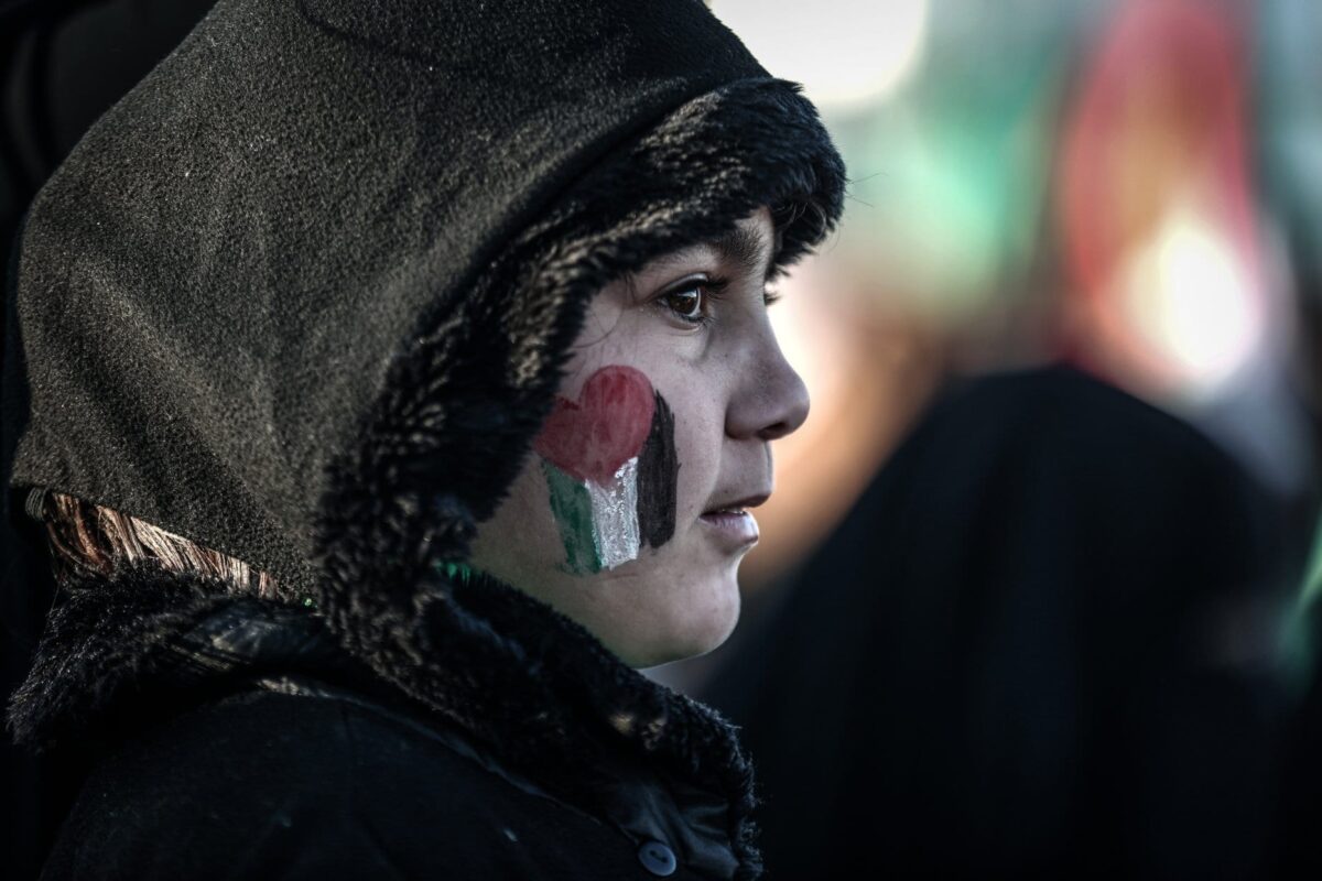 Garota com o rosto pintado com as cores da bandeira palestina durante um protesto em Gaza em 11 de dezembro de 2016 [Ali Jadallah / Agência Anadolu]
