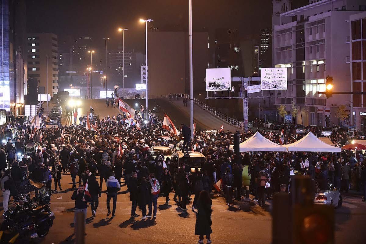 Manifestantes reúnem-se durante protestos em curso contra as condições econômicas e falta de soluções do governo para os problemas que ele mesmo impôs, na capital libanesa Beirute, em 14 de janeiro de 2020 [Hussam Chbaro/Agência Anadolu]