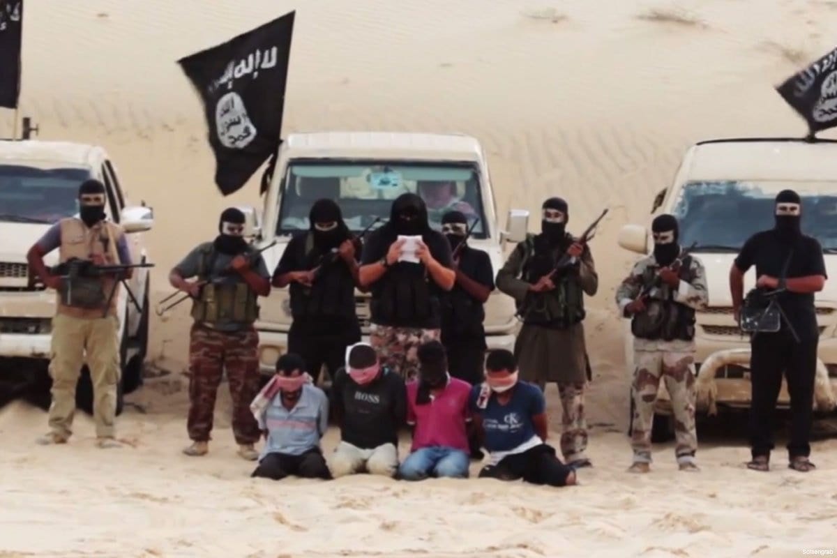 Militantes do grupo paramilitar Ansar Bayt al-Maqdis registram o momento da execução de quatro reféns, no Sinai, Egito [foto de arquivo]