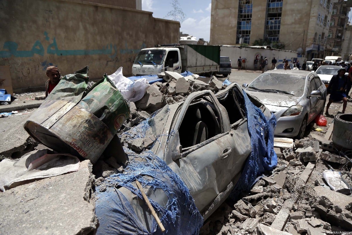 Veículos destruídos após ataque aéreo executado pela coalizão militar liderada pela Arábia Saudita em Sanaa, Iêmen, 16 de maio de 2019 [Mohammed Hamoud/Agência Anadolu]