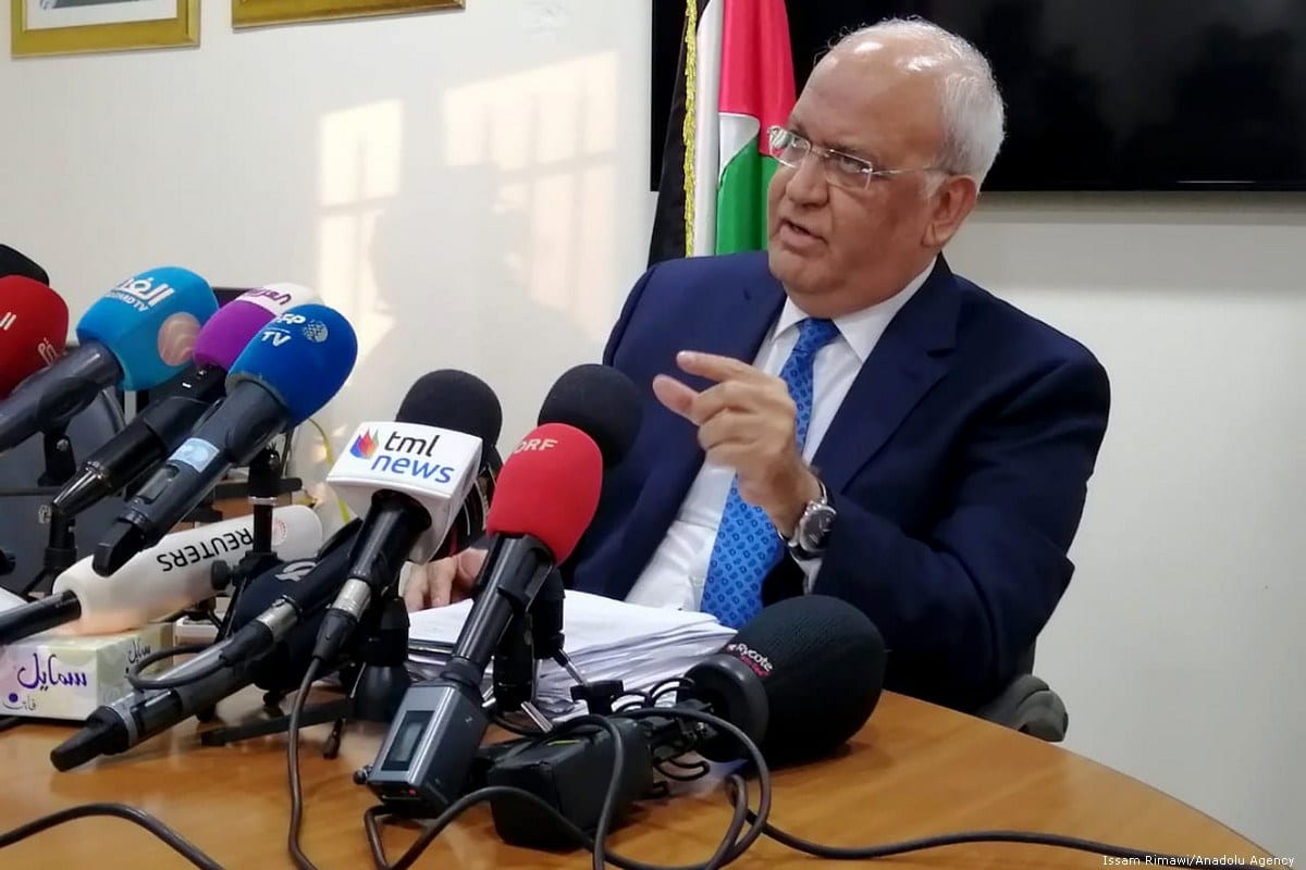 Saeb Erekat, secretário-geral do Comitê Executivo da Organização para a Libertação da Palestina (OLP), comenta o plano do Presidente dos Estados Unidos Donald Trump para o Oriente Médio em coletiva de imprensa realizada em Ramala, Cisjordânia, 30 de janeiro de 2020 [Issam Rimawi/Agência Anadolu]