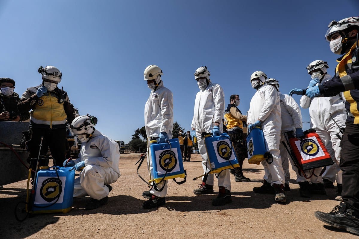 Equipes de defesa civil (Capacetes Brancos), em vestes de proteção, iniciam trabalhos de desinfecção como parte das medidas preventivas contra a pandemia de coronavírus (Covid-19), na província de Idlib, Síria, 22 de março de 2020 [Izzeddin Idlibi/Agência Anadolu]
