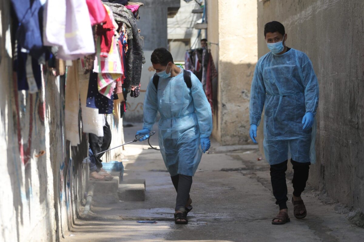 Campanha voluntária para desinfetar casas em campos de refugiados na Faixa de Gaza como medida preventiva contra o coronavírus Em 16 de março de 2020 Gaza [Mohammed Asad / Monitor do Oriente Médio]