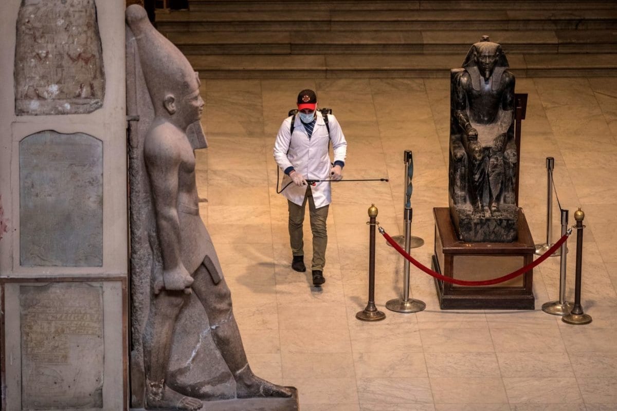 Trabalhadores desinfectam o átrio do Museu Egípcio, localizado na célebre Praça Tahrir, como parte das medidas de prevenção contra a pandemia de coronavírus (Covid-19), no Cairo, capital do Egito, 23 de março de 2020 [Khaled Desouki/AFP/Getty Images]