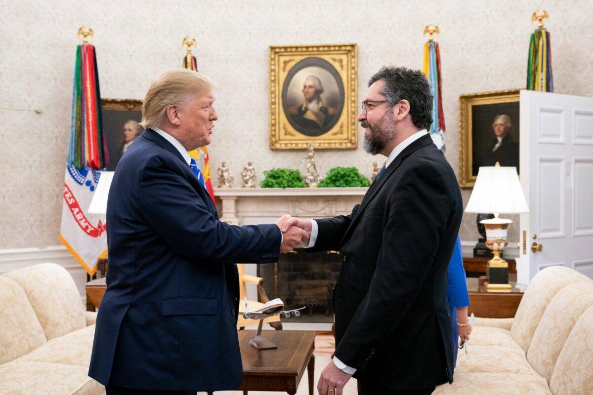 Ministro das Relações Exteriores do Brasil Ernesto Araújo cumprimenta o presidente dos Estados Unidos Donald Trump, em 30 de agosto de 2019 [Casa Branca]