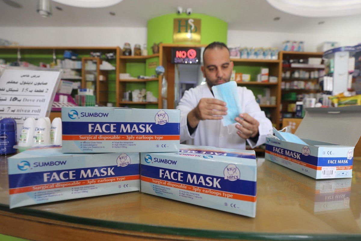 Farmácia em Gaza estoca máscaras faciais devido ao surto de coronavírus, 7 de março de 2020 [Mohammed Asad/ Monitor do Oriente Médio]