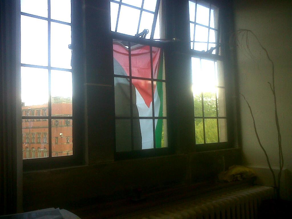 Colocar bandeiras palestinas na janela é um modo tradicional de protesto e solidariedade. (Foto de protesto no aniversário da Nakba, em 15 de maio de 2012 [VPE Blog], 