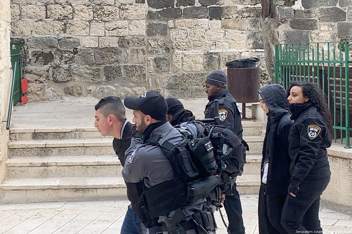 Forças da ocupação israelense prendem palestinos em Jerusalém, 7 de janeiro de 2020  [Waqf Islâmico de Jerusalém/Agência Anadolu]