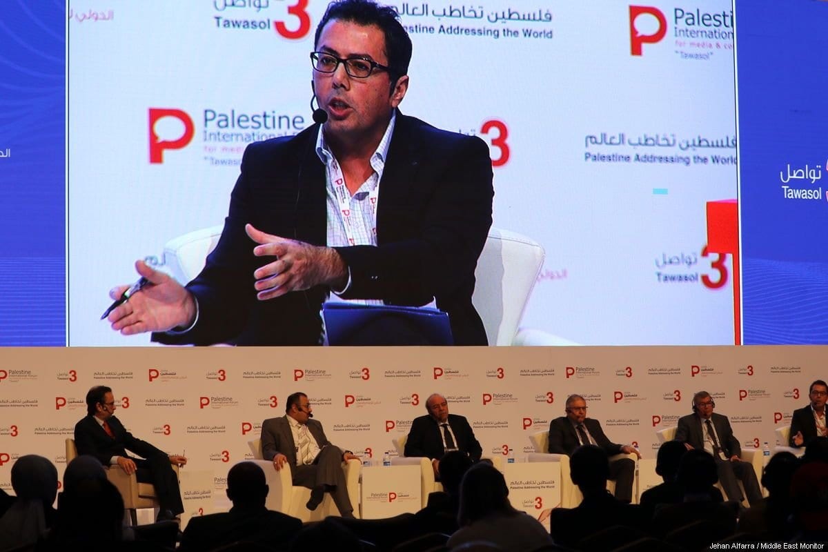Ramzy Baroud discursa no painel "Discurso global da narrativa palestina" no Palestine Media Forum em Istambul, Turquia, em 18 de novembro de 2018 [Jehanda Alfarra / Monitor  Oriente Médio]