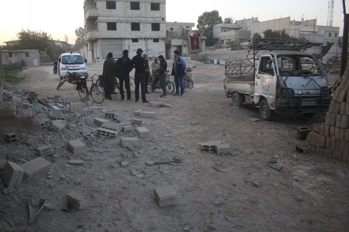 Edifícios destruídos após ataques aéreos executados na Síria [Yusuf Homs/Agência Anadolu]