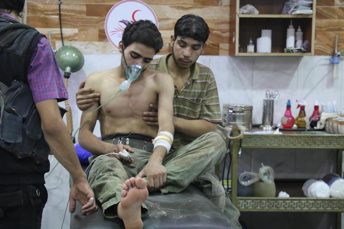 Os sírios recebem tratamento médico depois que o regime de Assad realizou ataque com um gás químico na zona de conflito em Damasco, Síria, em 20 de julho de 2017 [Alaa Muhammed / Agência Anadolu]