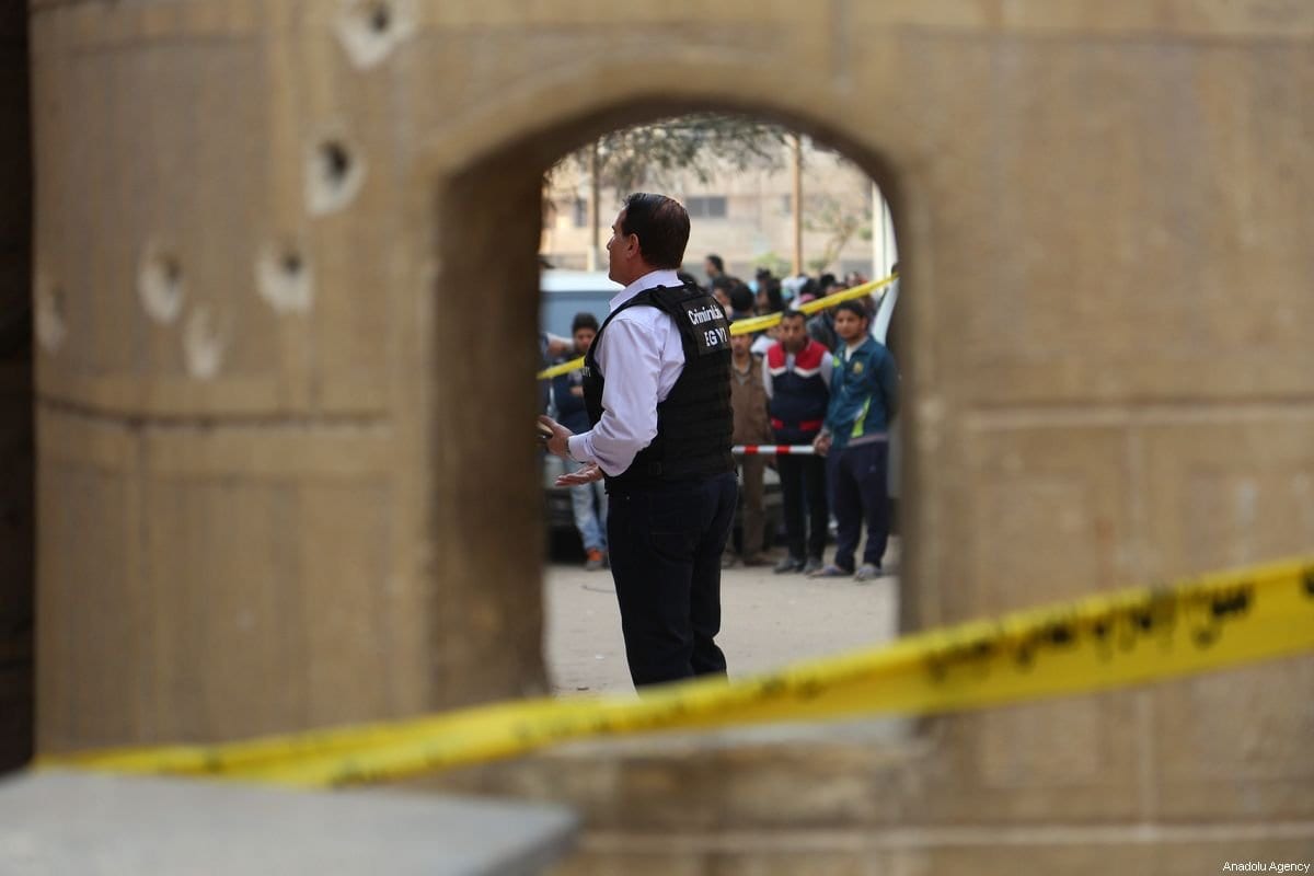 Policiais inspecionam a cena após um ataque armado por desconhecidos à Igreja de Marminna, no distrito de Helwan, no sul do Cairo, Egito, em 29 de dezembro de 2017 [Stringer / Anadolu Agency]