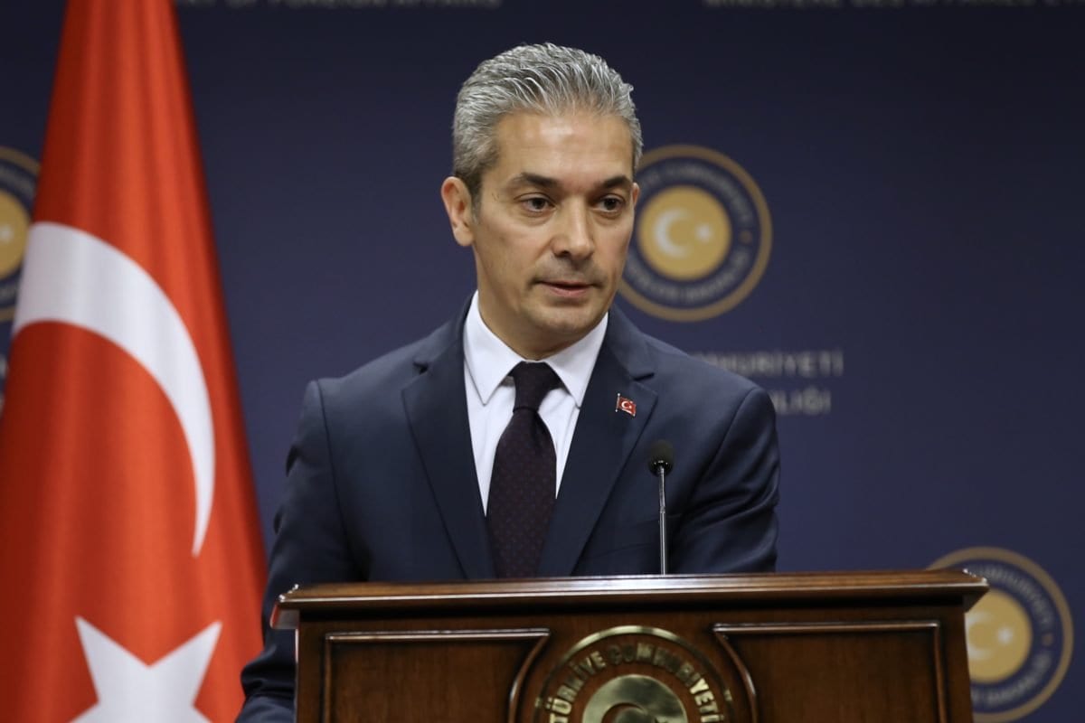 O porta-voz do Ministério das Relações Exteriores da Turquia, Hami Aksoy, realiza uma conferência de imprensa em Ancara, na Turquia, em 26 de abril de 2019. [Fatih Aktaş - Agência Anadolu] 