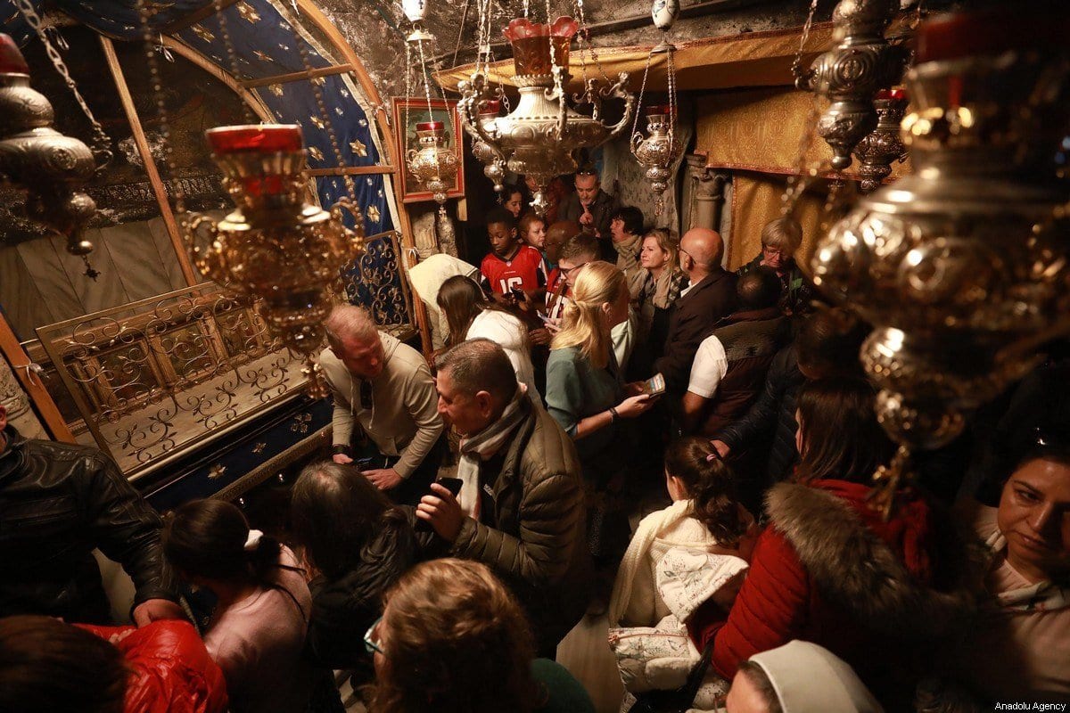 Cristãos palestinos reúnem-se na Igreja da Natividade – segundo a crença, local de nascimento de Jesus –, para participar da cerimônia do Natal, em Belém, Cisjordânia ocupada, 24 de dezembro de 2019 [Issam Rimawi/Agência Anadolu]