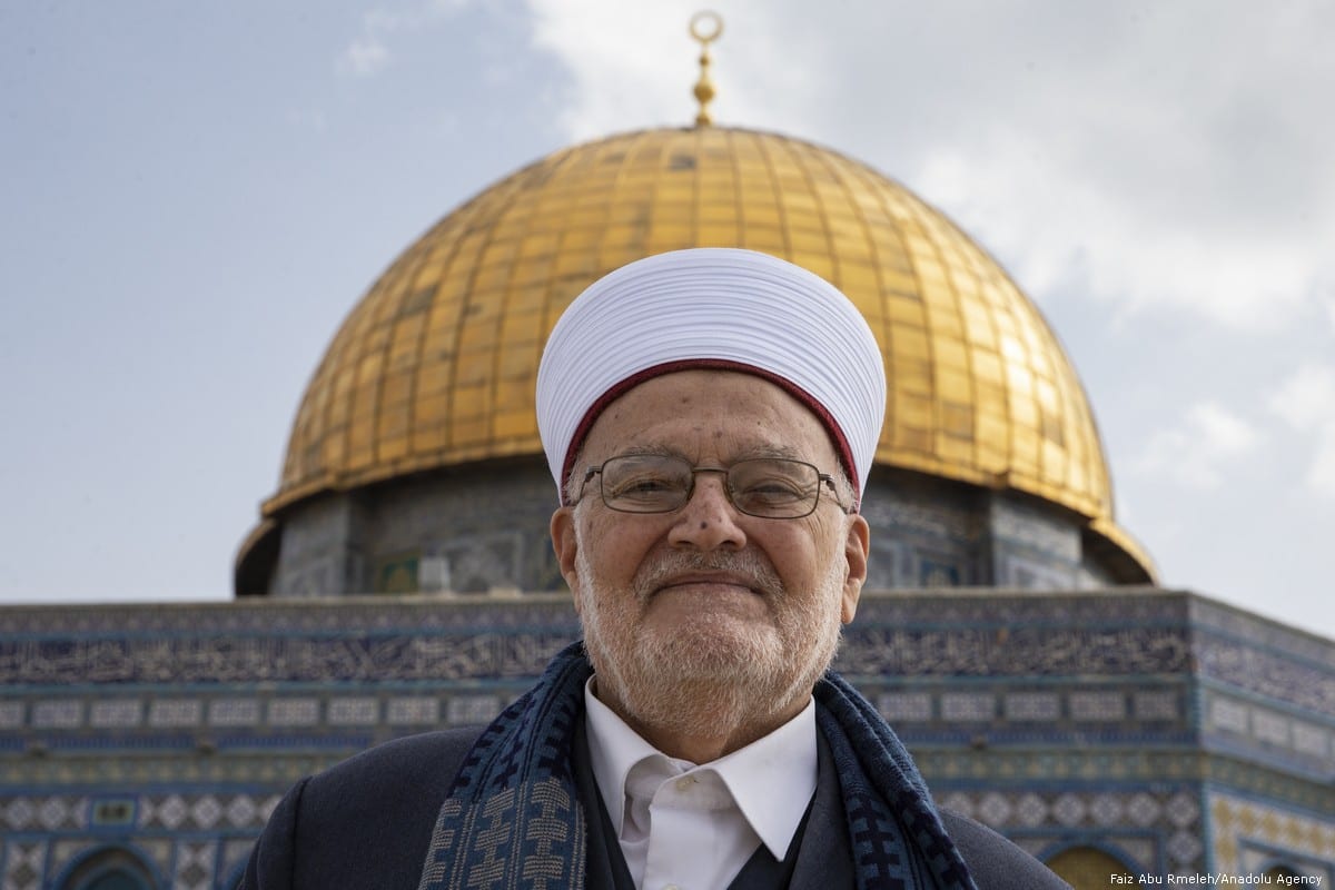 Sheikh Ekrima Sa’id Sabri, Grão Mufti de Jerusalém, em frente à Mesquita de Al-Aqsa, Jerusalém 25 de fevereiro de 2019 [Faiz Abu Rmeleh/Agência Anadolu]