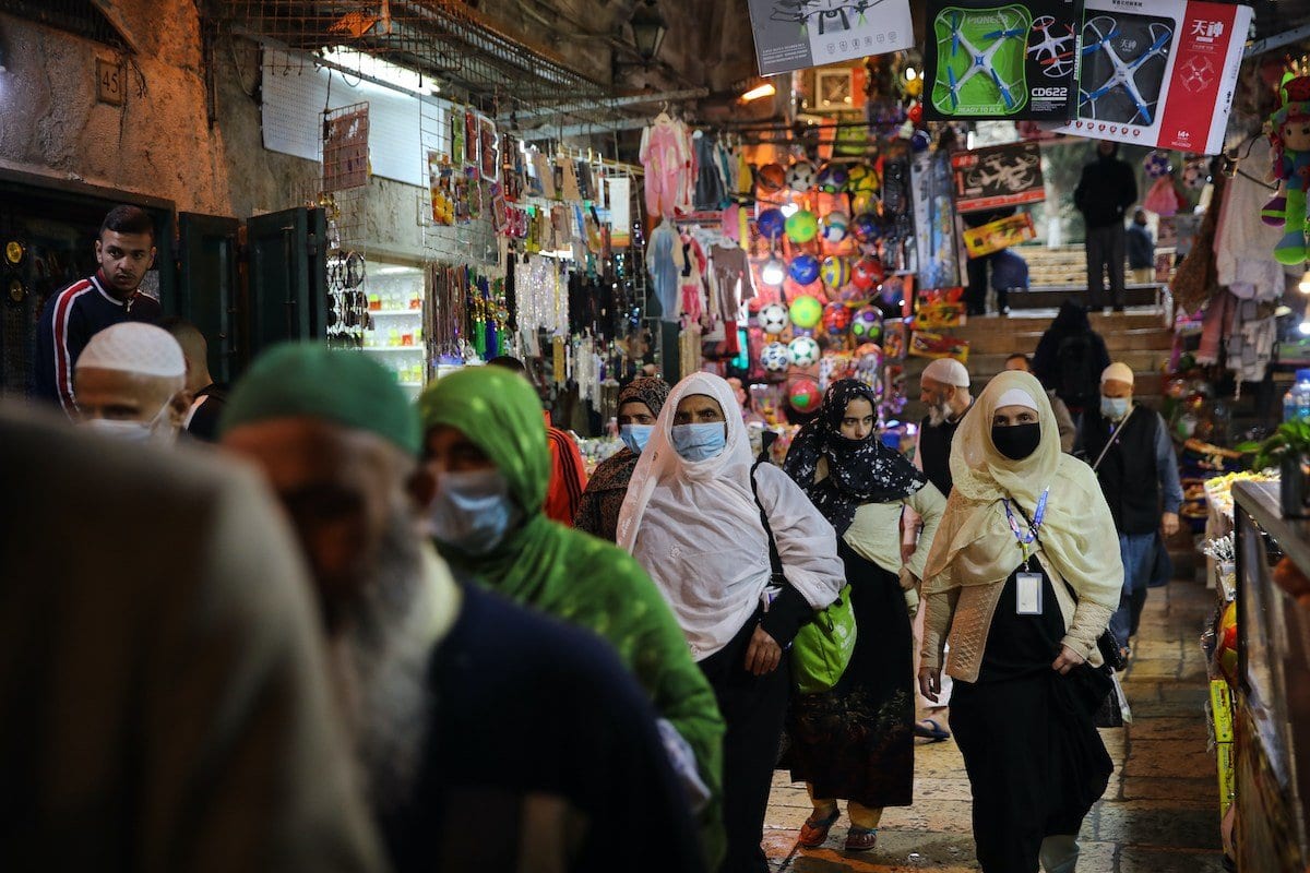 Pessoas usam máscara como medida de prevenção contra o coronavírus (covid-19) em Jerusalém Oriental, 6 de março de 2020 [Mostafa Alkharouf/Agência Anadolu]
