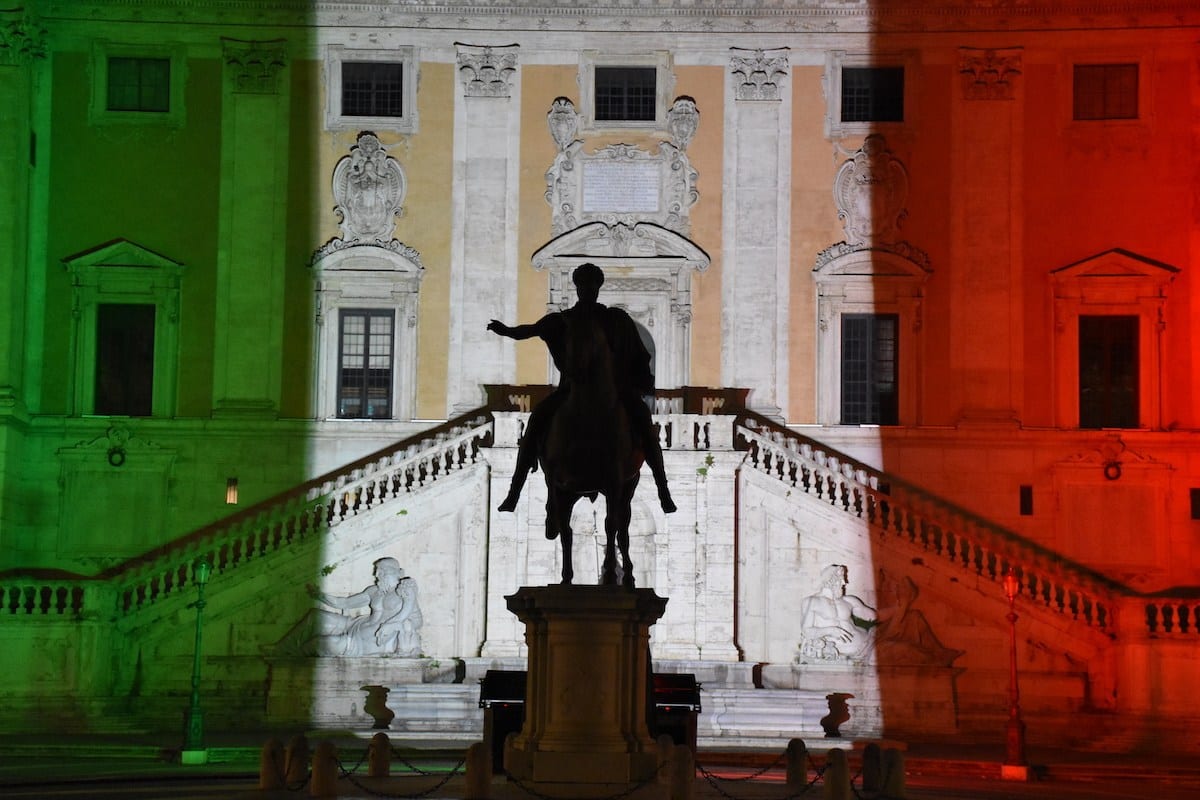 Edifício municipal de Roma é iluminado com as cores da bandeira italiana em solidariedade à luta contra a pandemia de coronavírus (covid-19), na Praça Campidoglio, em Roma, Itália, 12 de abril de 2020 [Baris Seçkin/Agência Anadolu]