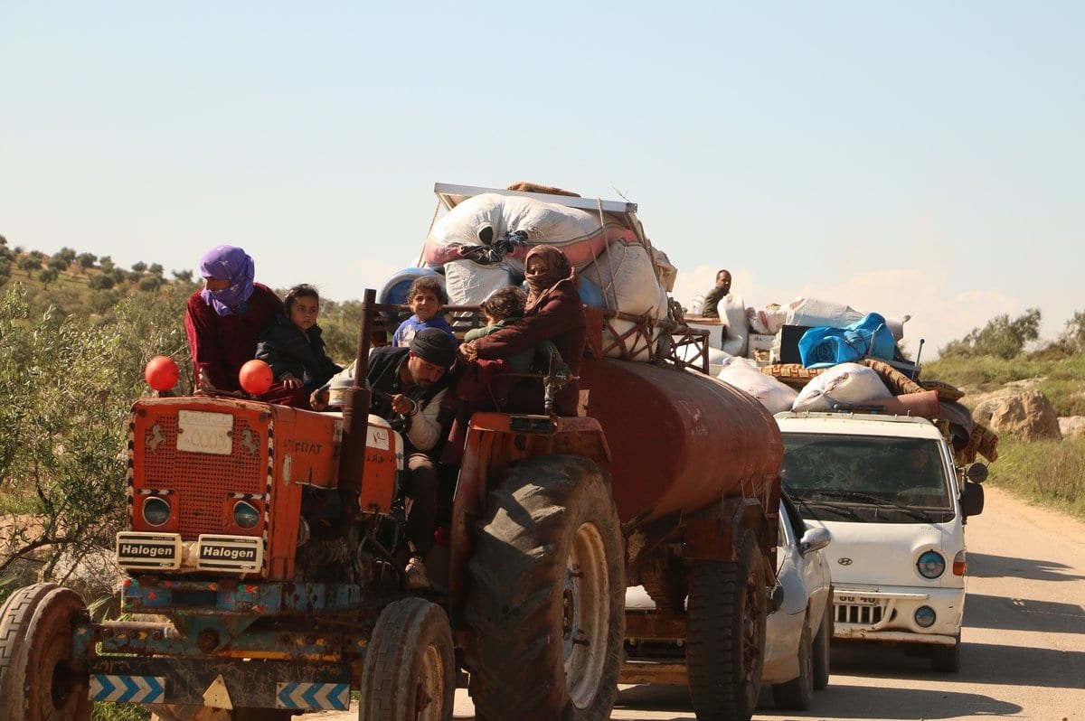 Sírios retornam às suas casas após acordo de cessar-fogo para Idlib, na Síria, ao longo da fronteira sul da Turquia, em 11 de abril de 2020 [Muhammed Abdullah/Agência Anadolu]