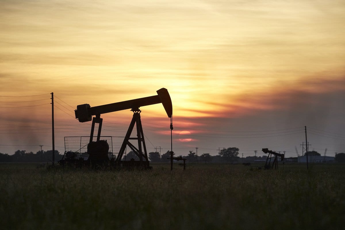 Torre de perfuração bombeia petróleo cru de uma área perto de Luling, Texas, Estados Unidos, em 20 de abril de 2020 [Dave Creaney/Agência Anadolu]