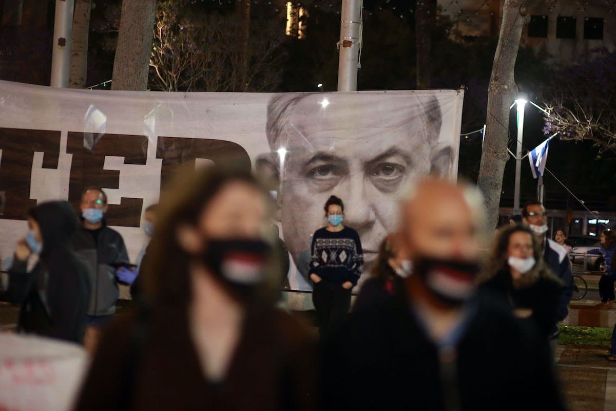 Israelenses protestam contra o Primeiro-Ministro Benjamin Netanyahu, às vésperas de seu julgamento por corrupção. Manifestantes mantiveram distância para evitar contágio por coronavírus (covid-19), em Tel Aviv, 25 de abril de 2020 [Daniel Bar On/Agência Anadolu]