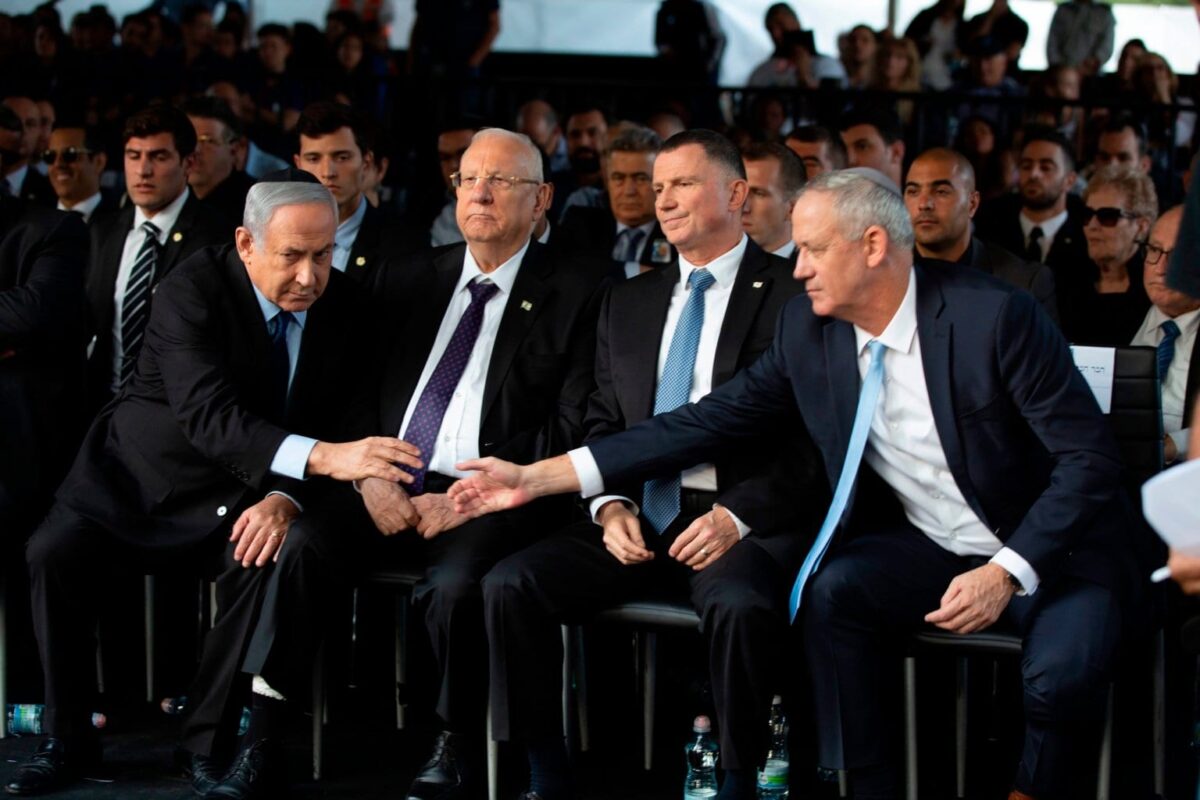 Benny Gantz (R), aperta a mão de Benjamin Netanyahu (E) em uma cerimônia memorial do ex-primeiro-ministro de Israel Yitzhak Rabin e sua esposa Leah, no Monte Herzl, em Jerusalém, 10 novembro, 2019 [Heidi Levine/ AFP via Getty Image