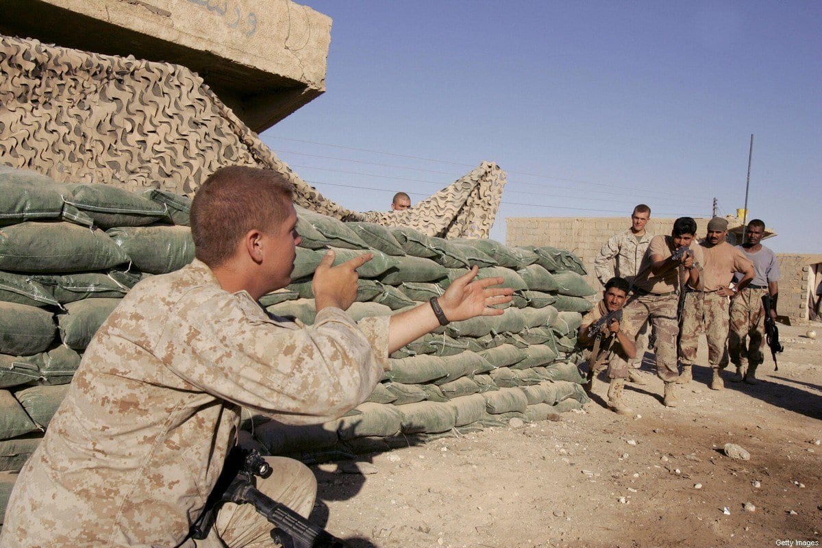 Marines treinam soldados iraquianos em técnicas de combate urbano perto da cidade de al-Qaim, na fronteira Iraque-Síria, no oeste do Iraque, em 26 de outubro de 2006. [Patrick Baz/ AFP via Getty Images]
