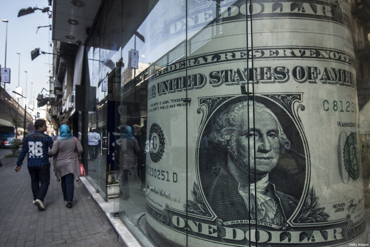 Fachada de casa de câmbio decorada com uma nota de dólar gigante no centro de Cairo, em 3 de novembro de 2016. [Khaled Desouki/ AFP via Getty Images] 