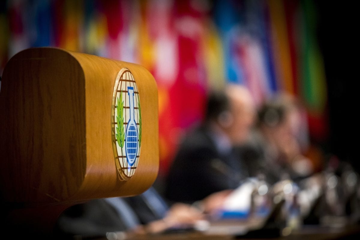 Foto tirada em Haia, em 26 de junho de 2018, mostra o logotipo da Organização para a Proibição de Armas Químicas (OPCW) durante o início de uma sessão extraordinária dos Estados membros [Jerry Lampen/ AFP/ Getty Images] 